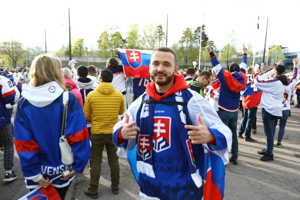 Slovenskí fanúšikovia sa aj pred zápasom proti Nemecku výborne bavili v okolí haly.