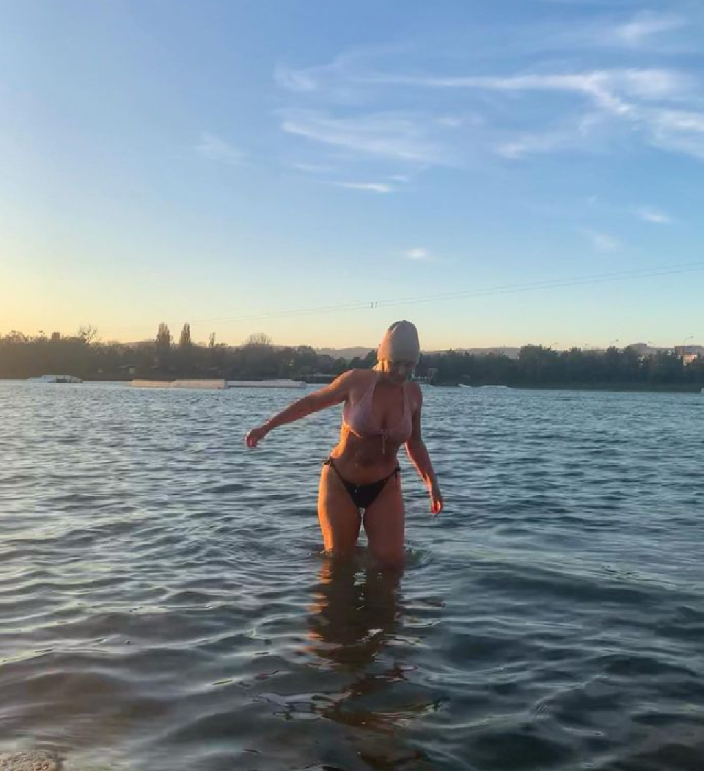 Zuzana Vačková otužuje v chladnom jazere.
