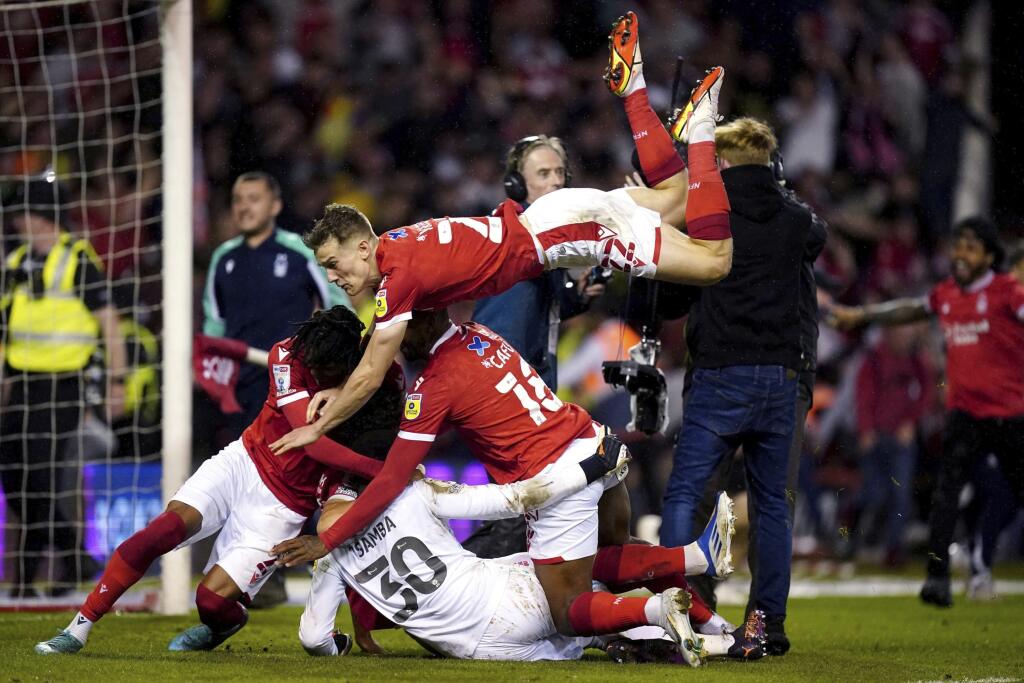 Futbalisti Nottinghamu Forest skáču na brankára Bricea Sambu po jedenástkovom rozstrele v odvete semifinále play off The Championship.