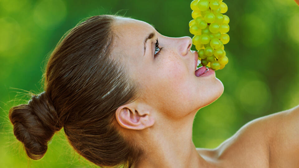 Portrait,Of,Young,Beautiful,Woman,With,Bare,Shoulders,Holding,Grapes,