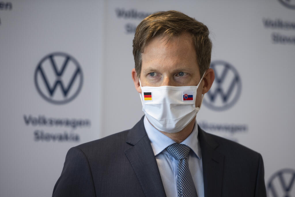 Na snímke člen predstavenstva pre personálnu oblasť spoločnosti Volkswagen Slovakia Sebastian Krapoth počas tlačovej konferencie k spusteniu očkovania proti ochoreniu Covid-19 v závodoch spoločnosti Volkswagen Slovakia, v Bratislave 14. júna 2021. FOTO TASR - Jaroslav Novák