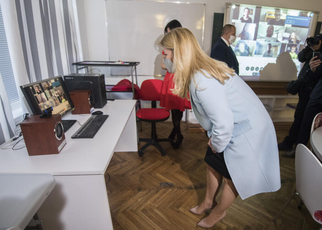 V pondelok 1. júna 2020 sa opätovne otvorili brány materských a základných škôl. Do základných škôl sa vrátili žiaci, ktorí navštevujú prvý až piaty ročník. Školy a škôlky boli od marca zatvorené, dôvodom boli opatrenia, ktoré mali zabrániť šíreniu nového koronavírusu. Na snímke prezidentka Zuzana Čaputová počas online vyučovania v rámci navštevy Základnej školy v obci Lozorno, okres Malacky v pondelok 1. júna 2020. Pri príležitosti Medzinárodného dňa detí sa prezidentka SR stretla so žiakmi 1.