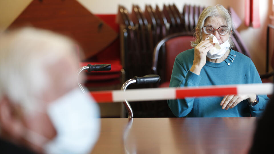 Monique Hernentová (65) po návšteve svojej sestry v domove dôchodcov vo francúzskom Kaisesbergu 21. apríla 2020.