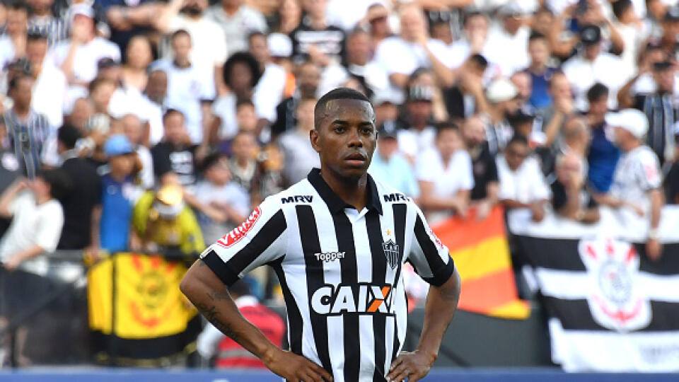 Brazílsky futbalista Robinho skončil v materskom klube FC Santos iba týždeň po podpise zmluvy. Dôvodom bol tlak verejnosti v súvislosti s jeho odsúdením za účasť na hromadnom znásilnení mladej ženy v Taliansku roku 2013