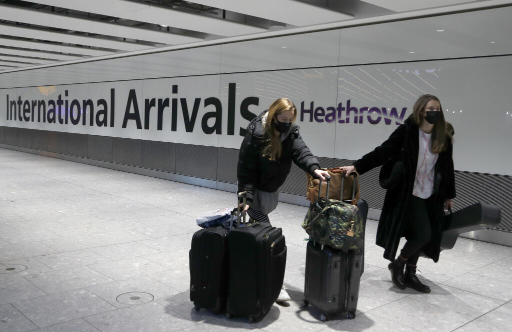 WA 39 archív Londýn - Na archívnej snímke zo 17. januára 2021 cestujúce prichádzajú na letisko Heathrow v Londýne.Najväčšie londýnske letisko Heathrow sa minulý rok prepadlo do straty. Dôvodom bol pokles cestujúcich v dôsledku pandémie nového koronavírusu, a to na úroveň, ktorú letisko naposledy zaznamenalo v 70. rokoch minulého storočia. FOTO TASR/AP 

 
FILE - In this Jan. 17, 2021 file photo travelers arrive at Heathrow Airport in London. Britain is the fifth country in the world to record 10