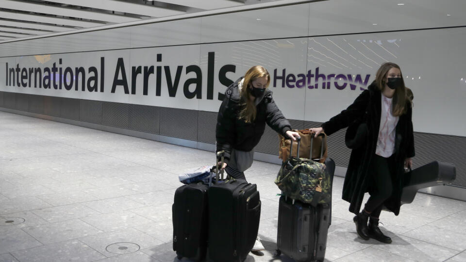 WA 39 archív Londýn - Na archívnej snímke zo 17. januára 2021 cestujúce prichádzajú na letisko Heathrow v Londýne.Najväčšie londýnske letisko Heathrow sa minulý rok prepadlo do straty. Dôvodom bol pokles cestujúcich v dôsledku pandémie nového koronavírusu, a to na úroveň, ktorú letisko naposledy zaznamenalo v 70. rokoch minulého storočia. FOTO TASR/AP
FILE - In this Jan. 17, 2021 file photo travelers arrive at Heathrow Airport in London. Britain is the fifth country in the world to record 10