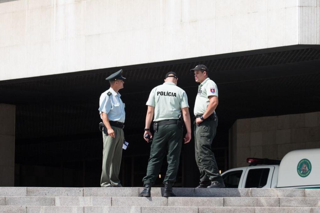 Slovenskí policajti budú chrániť hranice aj mimo EÚ, do Macedónska ich pôjde 25