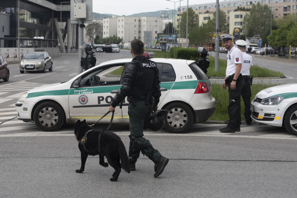 Na snímke sú policajné manévre a bezpečnostné opatrenia pred finálovým zápasom Slovnaft Cup 2021/2022 medzi ŠK Slovan Bratislava a FC Spartak Trnava.