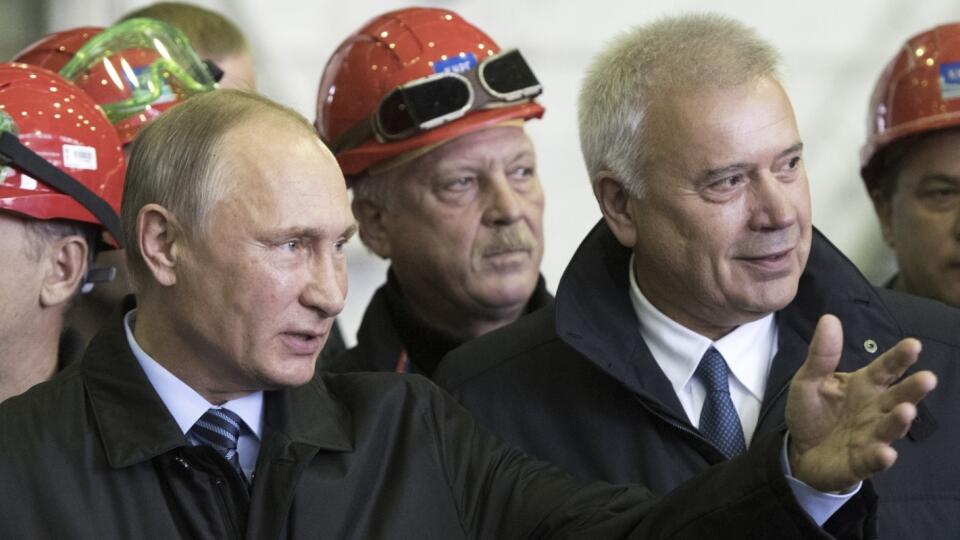 JB 6 Astrachan - Ruský prezident Vladimir Putin (vľavo) sa rozpráva so šéfom ruskej ropnej spoločnosti Lukoil Vagitom Alekperovom počas ich návštevy závodu na výstavbu lodí v Astrachane 31. októbra 2016. FOTO TASR/AP Russian President Vladimir Putin, left, gestures while speaking to head of Russian Lukoil oil company Vagit Alikperov, right, during their visit a shipbuilding plant in Astrakhan, Russia, Monday, Oct. 31, 2016. (Sergei Guneyev/Sputnik, Kremlin Pool Photo via AP)
