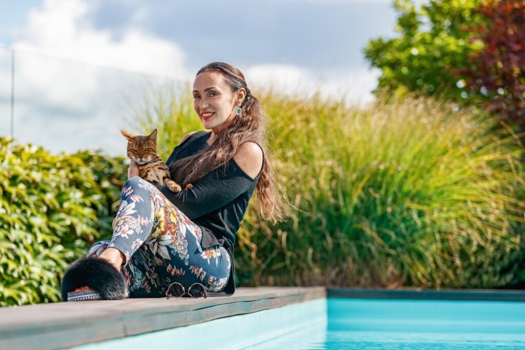 Fabiosa si Sisa adoptovala. Počas fotenia sa predvádzal a pózoval. Vraj si vie aj zapnúť rádio alebo otvoriť dvere.
