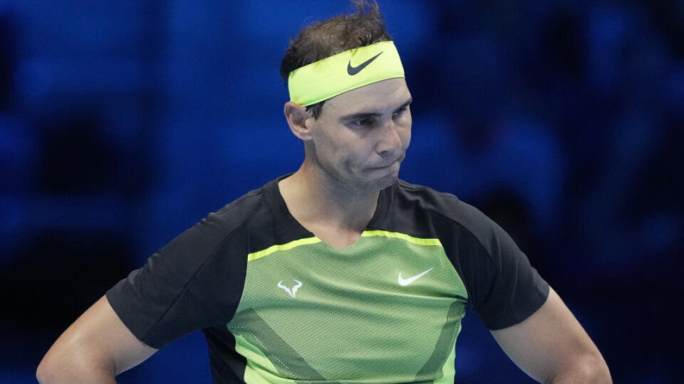 WA 5 Turín - Španielsky tenista Rafael Nadal reaguje po prehratej výmene proti Američanovi Taylorovi Fritzovi v dueli zelenej skupiny na turnaji majstrov v Turíne v nedeľu 13. novembra 2022. Debutant Fritz zvíťazil 7:6 (3), 6:1 a odplatil Nadalovi prehru zo štvrťfinále Wimbledonu. FOTO TASR/AP
Spain's Rafael Nadal reacts after missing a point against United States' Taylor Fritz during their singles tennis match of the ATP World Tour Finals, at the Pala Alpitour in Turin, Italy, Sunday, Nov.