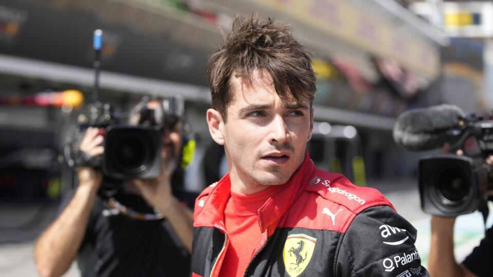PK 47 Montmeló - Na snímke monacký pilot formuly 1 Charles Leclerc z tímu Ferrari prechádza cez boxovú uličku po odstúpení z Veľkej ceny Španielska, šiesteho podujatia seriálu majstrovstiev sveta F1 na okruhu Catalunya v Montmeló neďaleko španielskej Barcelony v nedeľu 22. mája 2022. FOTO TASR/AP
Ferrari driver Charles Leclerc of Monaco walks at the pit lane after his car's breakdown during the Spanish Formula One Grand Prix at the Barcelona Catalunya racetrack in Montmelo, Spain, Sunday, May 2
