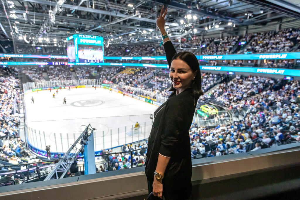 Na snímke je bývalá športová redaktorka Kristína Kormúthová, ktorá prišla osobne podporiť slovenských hokejistov na štvrťfinálový zápas s Fínskom v Tampere.