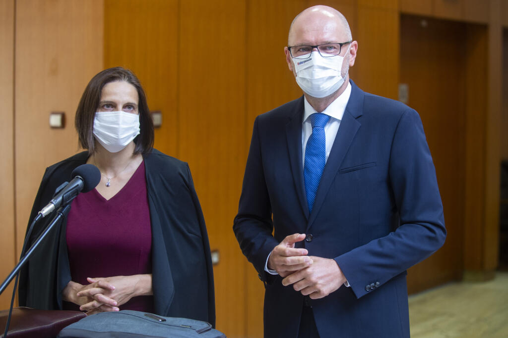 Na snímke zľava ministerka spravodlivosti SR Mária Kolíková (Za ľudí) a minister hospodárstva SR Richard Sulík (SaS) pred rokovaním 29. schôdze vlády SR 8. septembra 2021 v Bratislave. FOTO TASR - Jakub Kotian