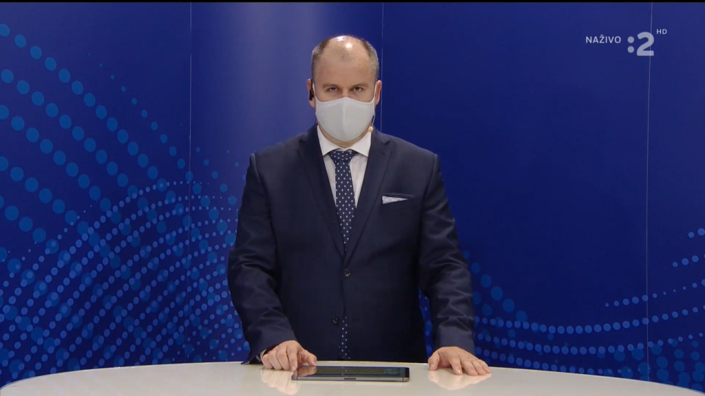 Podľa našich informácií sa bude celá záležitosť riešiť za „zavretými dverami“ a skúsenému komentátorovi RTVS by nemalo hroziť prepustenie. Maximálne dostane pokutu.