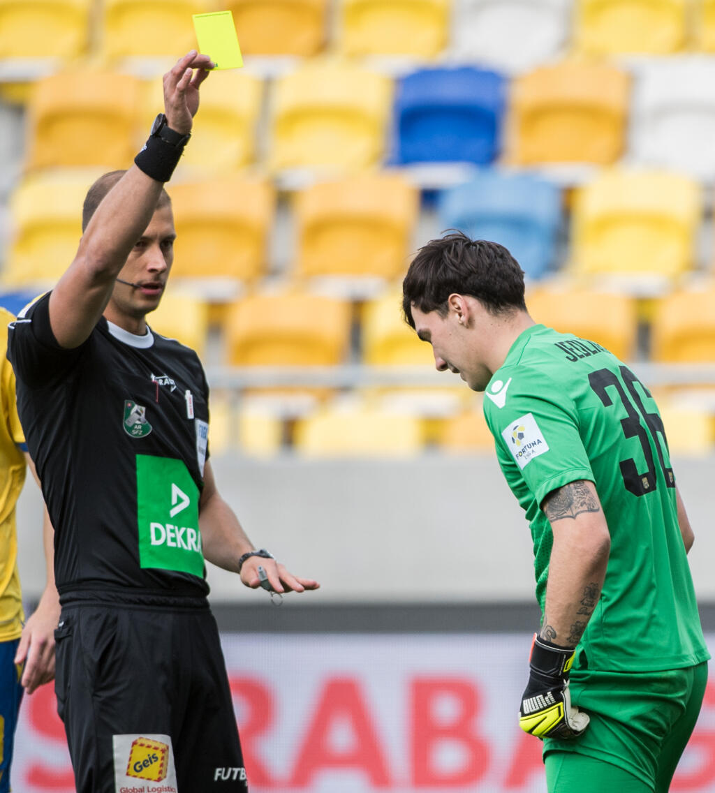 Na snímke hlavný rozhodca Michal Očenáš ukazuje žltú kartu domácemu brankárovi Martinovi Hrdličkovi (DAC) za faul v pokutovom území počas zápasu 4. kola nadstavbovej časti Fortuna ligy v skupine o titul FC DAC 1904 Dunajská Streda - ŠK Slovan Bratislava v Dunajskej Strede v nedeľu 11. apríla 2021. FOTO TASR - Martin Baumann