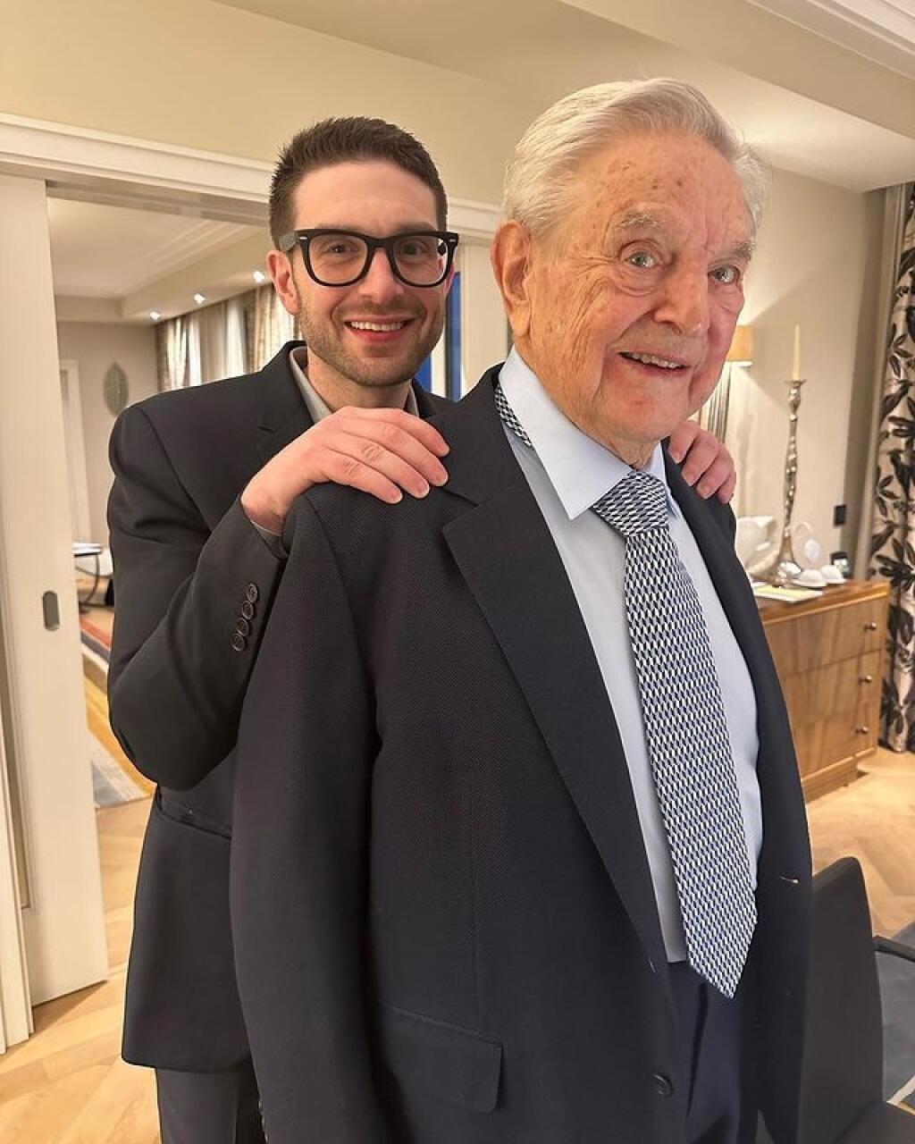 George Soros prenecháva impérium mladšiemu synovi Alexovi.