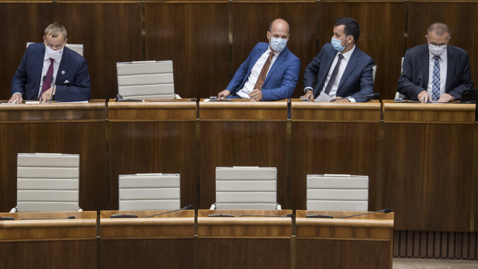 Na snímke zľava predseda parlamentu SR Boris Kollár (Sme rodina), podpredsedovia Gábor Grendel (OĽaNO), Juraj Šeliga (Za ľudí) a Milan Laurenčík (SaS) počas 11. schôdze Národnej rady SR v Bratislave 2. septembra 2020. FOTO TASR - Martin Baumann