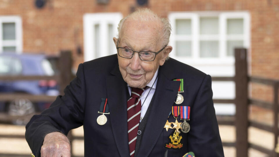 British veteran Tom Moore, who raised more than £ 28 million (approximately € 32 million) for the NHS as part of an original campaign, proposes to celebrate a cake to celebrate his 100th birthday in Bedford, England .