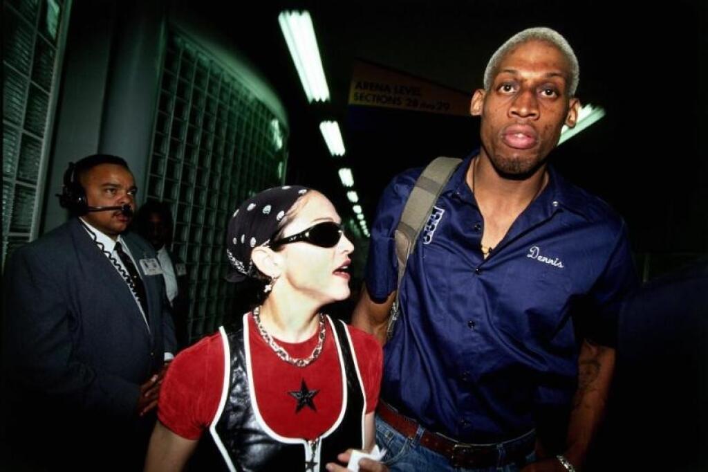 Posteľou bývalej basketbalovej hviezdy NBA Dennisa Rodmana prešli možno až stovky žien, no keď sa po Američanovom boku zjavila speváčka Madonna, niektorí neverili vlastným očiam.