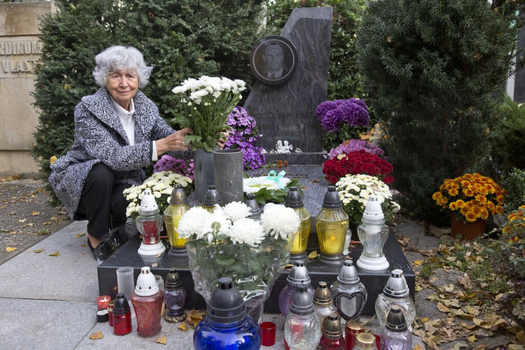 Matka tragicky zosnulého hokejistu Dušana Pašeka, pani Imra Pašeková pri návšteve hrobu svojho syna