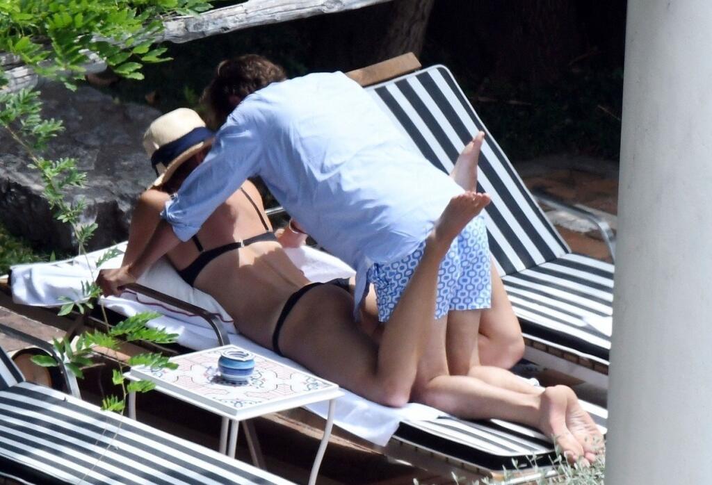 Šarapovová je aj po ukončení kariéry stredobodom paparazzi fotografov. Tí na ňu striehnu aj na dovolenke v poriadne horúcich pózach s priateľom.