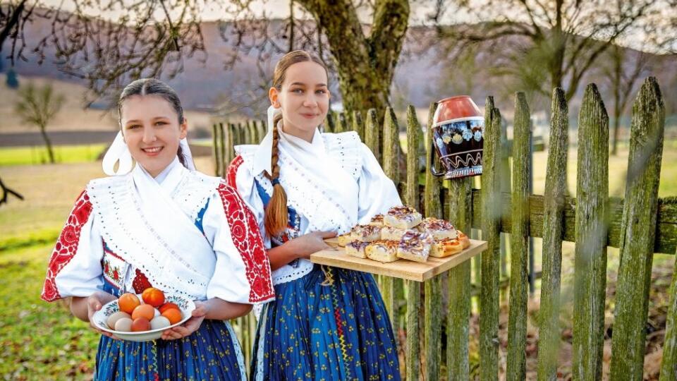 Tanečnice a speváčky zo
známeho folklórneho súboru Detva
sa na slávnostné chvíle obliekajú
do vzácnych, vyše storočných
krojov. Dedia sa z pokolenia na
pokolenie. Preto, nedajbože, aby sa
počas prác v kuchyni zafúľali!