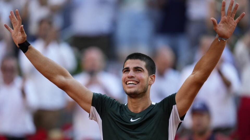 KK64 Madrid - Španielsky tenista Carlos Alcaraz sa teší po víťazstve nad Srbom Novakom Djokovičom v semifinále dvojhry na turnaji ATP v Madride 7. mája 2022. FOTO TASR/AP
Carlos Alcaraz celebrates after defeating Novak Djokovic during a men's semifinal at the Mutua Madrid Open tennis tournament in Madrid, Spain, Saturday, May 7, 2022. (AP Photo/Manu Fernandez)