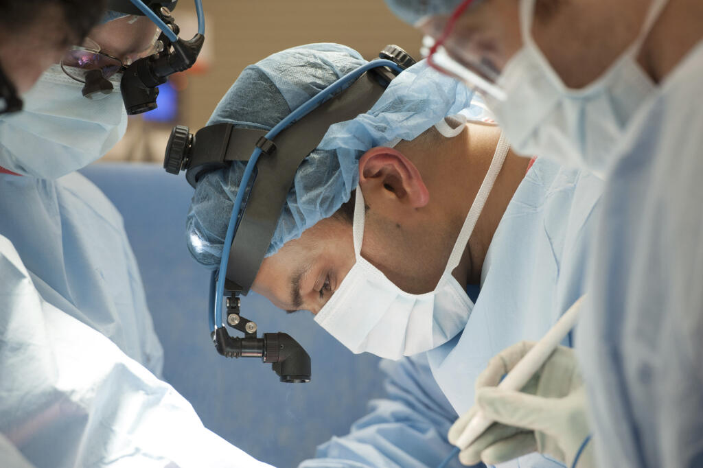 WA 19 archív Chicago - Na archívnej snímke z roku 2014 chirurg Ankit Bharat počas operácie v univerzitnej nemocnici Northewestern Memorial Hospital v Chicagu. V júni 2020 Bharat so svojimi kolegami v Chicagu vykonali transplantáciu pľúc u pacientky s infekčným ochorením COVID-19, ktoré je vyvolané koronavírusom SARS-CoV-2. Ide o prvý takýto zákrok u pacienta s novým typom nákazy v Spojených štátoch. Pacientkou je mladá žena, ktorá bola šesť týždňov pripojená na pľúcnu ventiláciu na jednotke inte