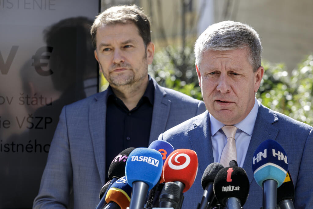 Na snímke zľava podpredseda vlády a minister financií SR Igor Matovič a minister zdravotníctva SR Vladimír Lengvarský počas spoločného vyhlásenia ministrov financií a zdravotníctva k financovaniu sektora zdravotníctva v Bratislave 22. marca 2022. FOTO TASR - Dano Veselský