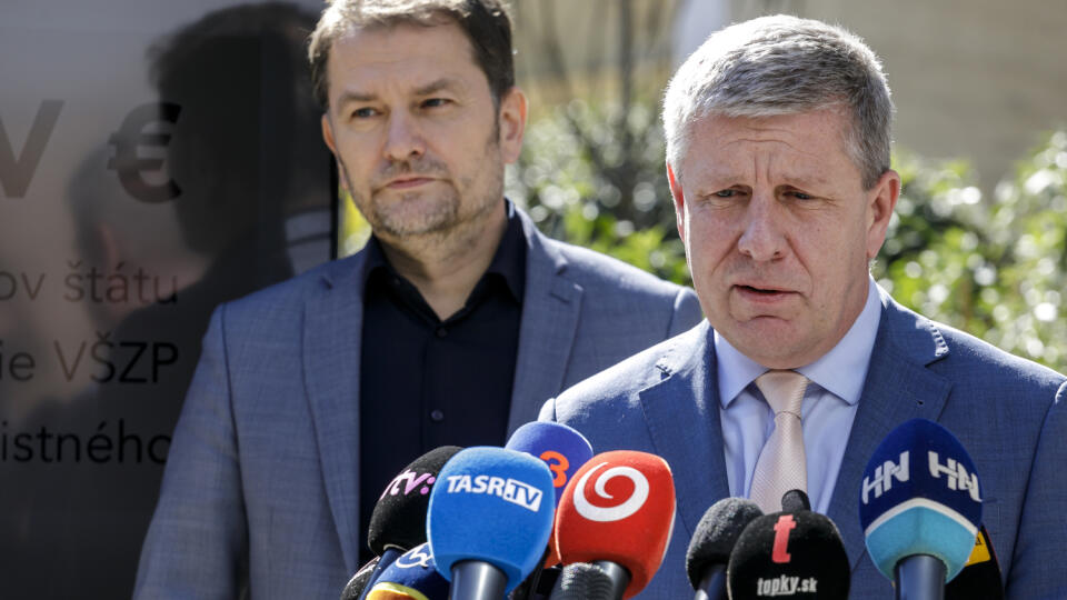 Na snímke zľava podpredseda vlády a minister financií SR Igor Matovič a minister zdravotníctva SR Vladimír Lengvarský počas spoločného vyhlásenia ministrov financií a zdravotníctva k financovaniu sektora zdravotníctva v Bratislave 22. marca 2022. FOTO TASR - Dano Veselský