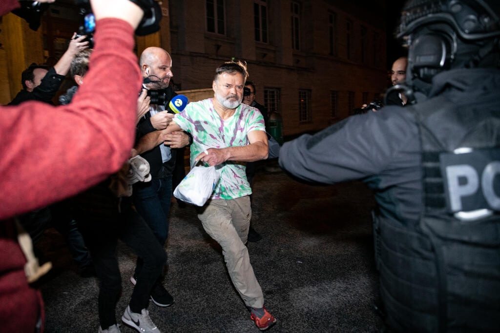 Dušan Dědeček do väzby nepôjde a stíhaný bude na slobode, rozhodol Okresný súd Bratislava I. Športový funkcionár zo súdu doslova ušiel.