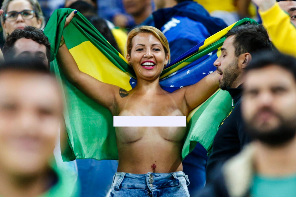 Niektoré fanúšičky nielenže idú naostro bez podprsenky, táto Brazílčanka mala na sebe len vlajku svojej krajiny. A keď aj tú odložila, všetkým sa naskytol pohľad na jej holé prsia.