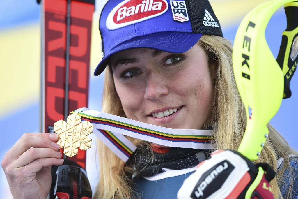 JB 26 Cortina d'Ampezzo - Americká lyžiarka Mikaela Shiffrinová pózuje na pódiu so zlatou medailou po pretekoch v alpskej kombinácii žien na majstrovstvách sveta v alpskom lyžovaní v talianskom stredisku Cortina d'Ampezzo 15. februára 2021. FOTO TASR/AP
United States' Mikaela Shiffrin shows her gold medal for the women's combined race, at the alpine ski World Championships, in Cortina d'Ampezzo, Italy, Monday, Feb. 15, 2021. (AP Photo/Marco Tacca)