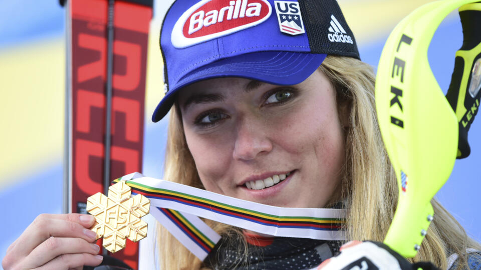 JB 26 Cortina d'Ampezzo - Americká lyžiarka Mikaela Shiffrinová pózuje na pódiu so zlatou medailou po pretekoch v alpskej kombinácii žien na majstrovstvách sveta v alpskom lyžovaní v talianskom stredisku Cortina d'Ampezzo 15. februára 2021. FOTO TASR/AP

United States' Mikaela Shiffrin shows her gold medal for the women's combined race, at the alpine ski World Championships, in Cortina d'Ampezzo, Italy, Monday, Feb. 15, 2021. (AP Photo/Marco Tacca)