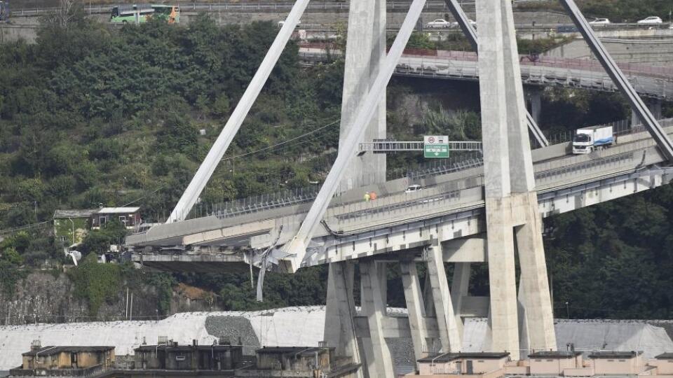 V Janove sa zrútil Morandiho viadukt z roku 1968. Prevádzkujúca firma vina odmieta.