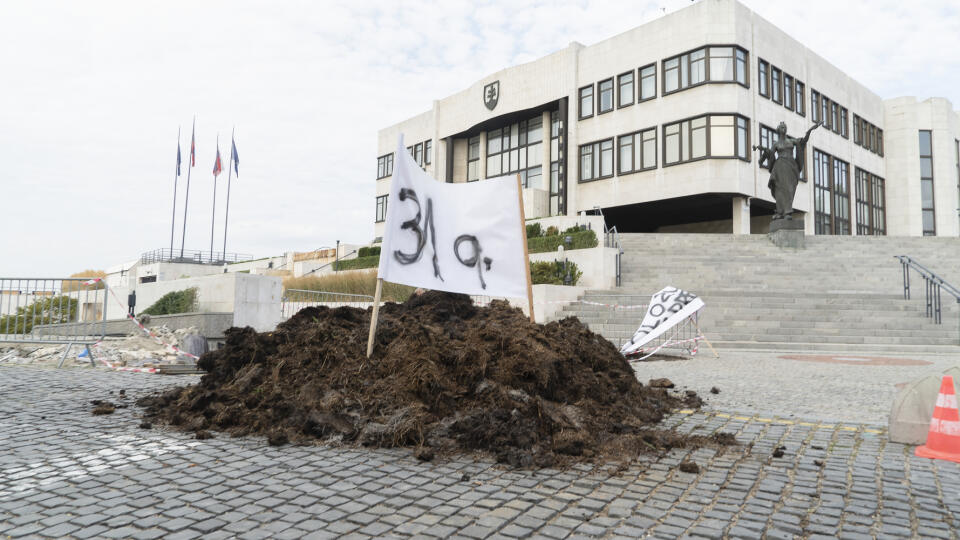 Farmári nasypali pred miesto kde má stáť 30-metrový stožiar 31 metrákov hnoja.