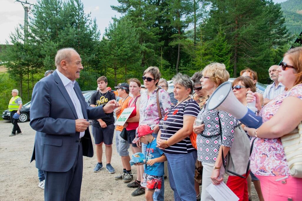 Protestujúci občania obce Hrboltová neďaleko východného portálu tunela Čebrať