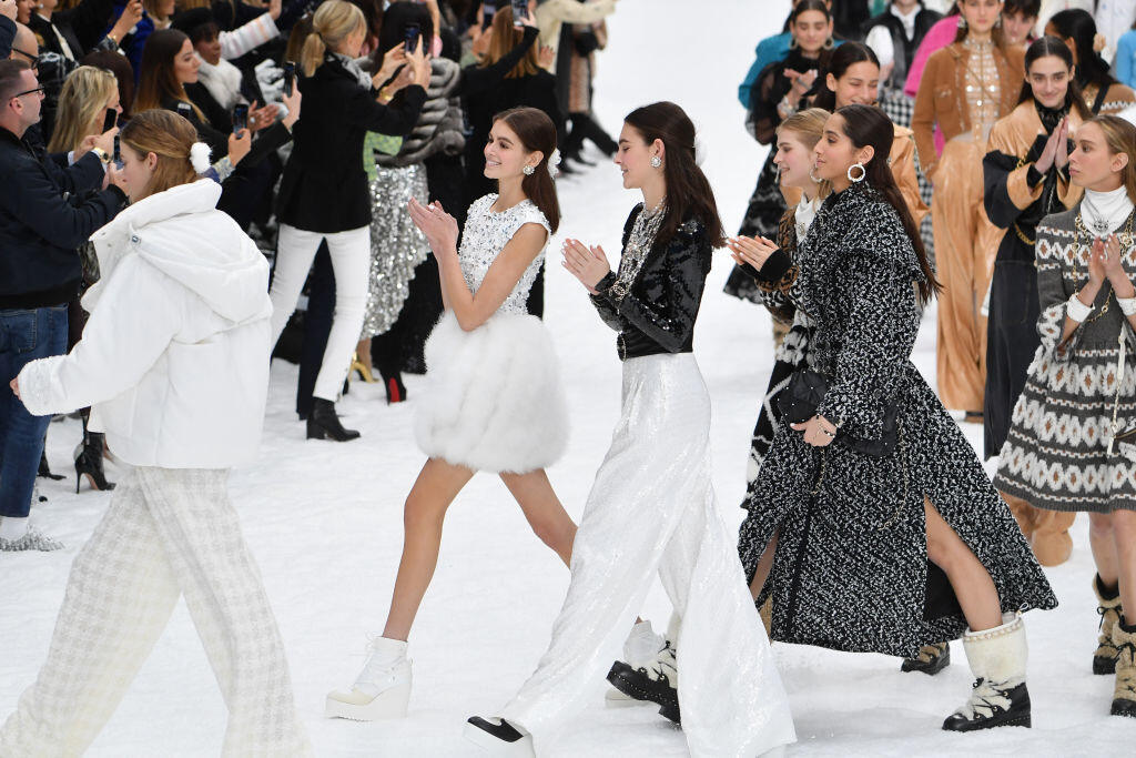 Na záver vzdali modelky a celebrity Karlovi hold aj burácajúcim potleskom.