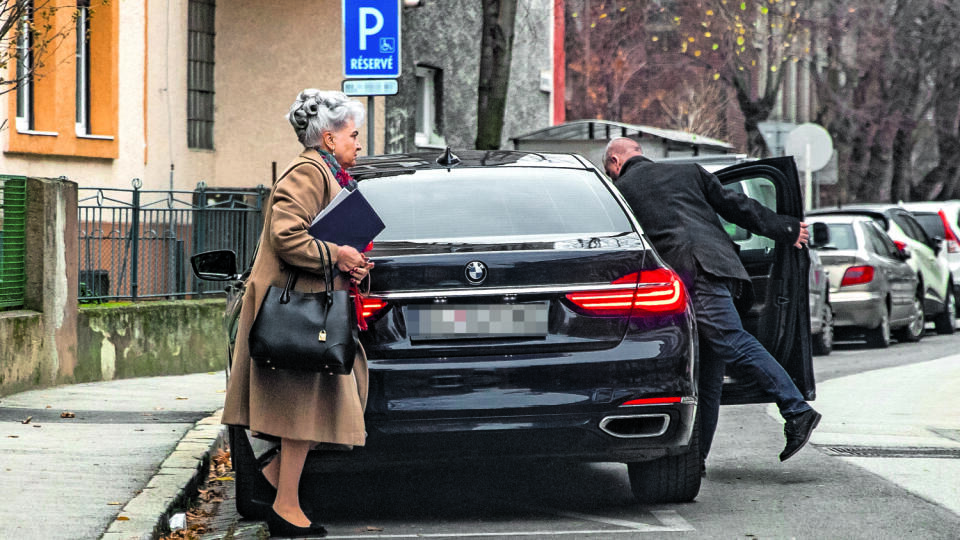 S OCHRANKOU Bývalú predsedníčku Najvyššieho súdu SR Danielu Švecovú aj viac ako dva mesiace po odchode z funkcie strážia policajti.