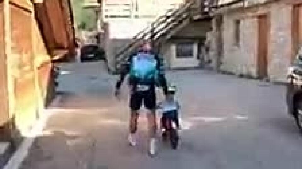 VIDEO Malý nástupca Tourminátora: Sagan učí bicyklovať svojho rozkošného syna!