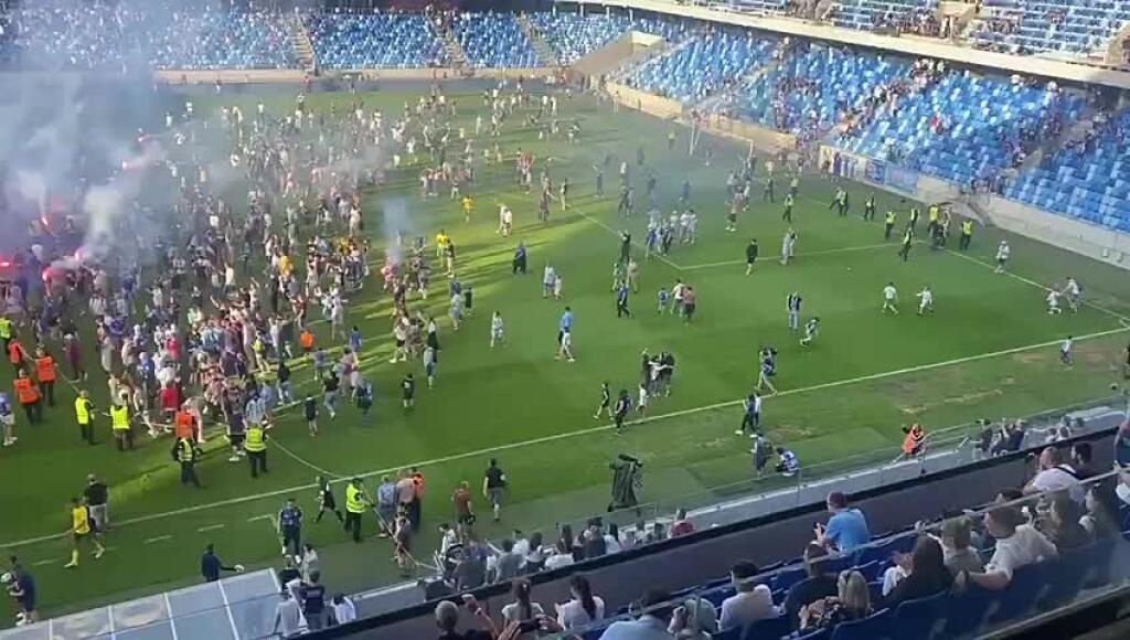 Slovan Bratislava ukončil sezónu remízou proti Žiline, na hracej ploche vypukli oslavy titulu