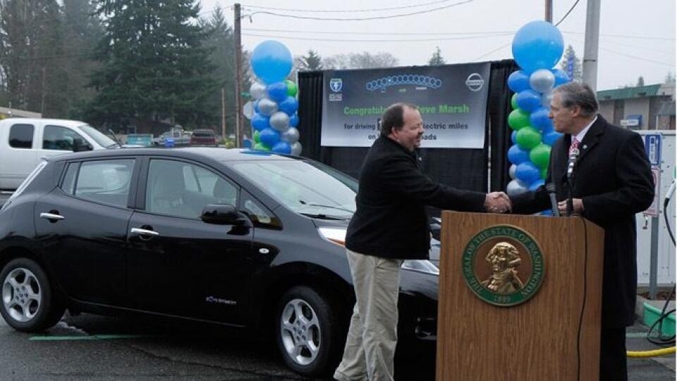 Nadšenec elektromobilov Steve Marsh s guvernérom