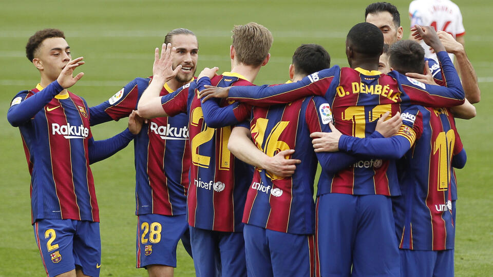EBE 62 Sevilla - Na snímke tretí sprava francúzsky útočník Barcelony Ousmane Dembélé oslavuje gól v zápase 25. kola španielskej La Ligy vo futbale FC Sevilla - FC Barcelona v sobotu 27. februára 2021. Futbalisti FC Barcelona zvíťazili v sobotňajšom šlágri 25. kola španielskej ligy na ihrisku FC Sevilla 2:0 a posunuli sa na druhé miesto tabuľky. FOTO TASR/AP
Barcelona's Ousmane Dembele, third right, celebrates with teammates after scoring during a Spanish La Liga soccer match between Sevilla and