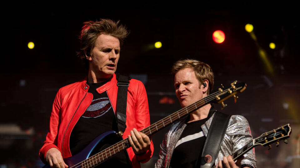 Nigel John Taylor and Andy Taylor z Duran Duran v roku 2017 na koncerte v Brazílii.