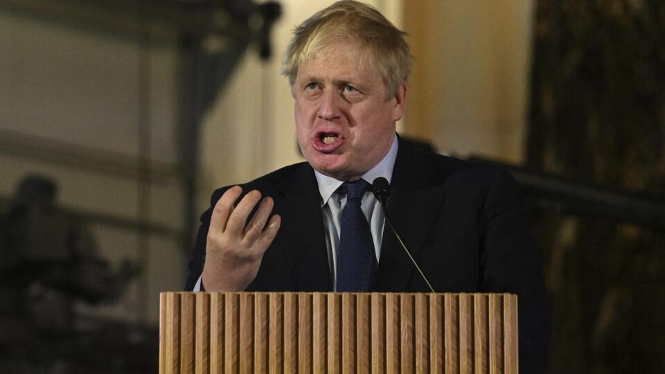 PK 36 Tallinn - Na snímke britský premiér Boris Johnson odpovedá na otázky novinárov počas spoločnej tlačovej konferencie s estónskou premiérkou Kajou Kallasovou a generálnym tajomníkom NATO Jensom Stoltenbergom po ich rozhovoroch o ruskej invázii na Ukrajine na leteckej základni v Tallinne v utorok 1. marca 2022. FOTO TASR/AP
Britain's Prime Minister Boris Johnson speaks during a joint press conference with Prime Minister of Estonia Kaja Kallas and Jens Stoltenberg, Secretary General of NATO,
