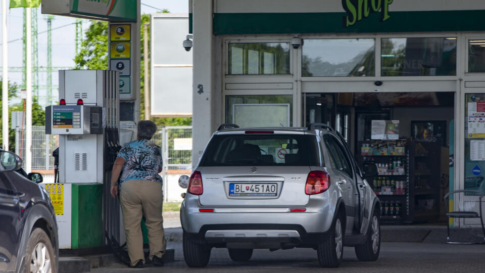 Na snímke je situácia na Maďarskej benzínovej pumpe kde slovenský vodiči už od 28. mája lacno nenatankujú.