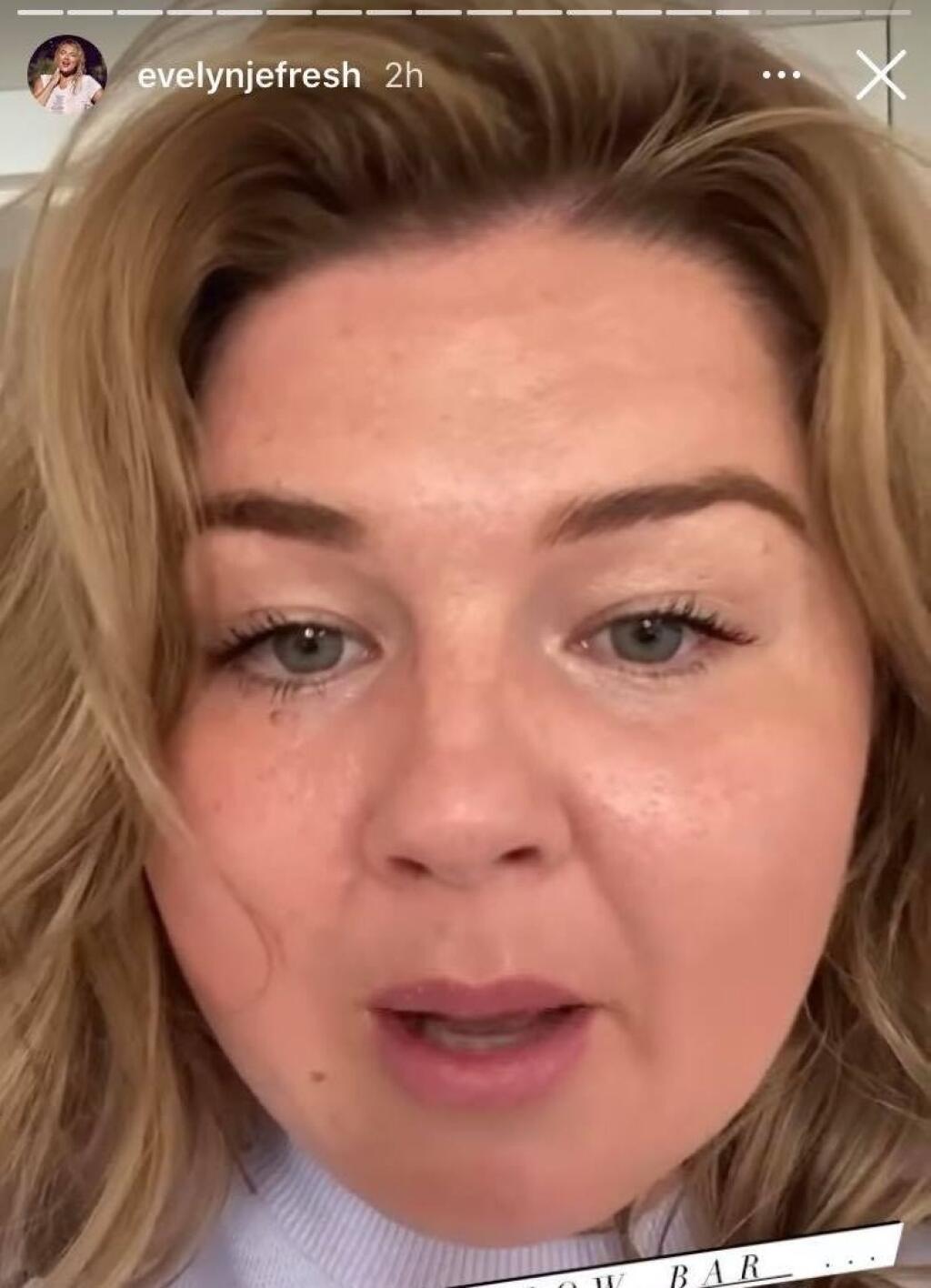 Apríl 2021: Evelyn zmenila farbu vlasov a mierne si dala upraviť pery.