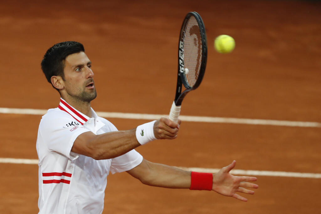 JB 34 Rím - Srbský tenista Novak Djokovič odvracia loptičku Američanovi Taylorovi Fritzovi v 1. kole dvojhry na tenisovom turnaji ATP v Ríme 11. mája 2021. FOTO TASR/AP
Novak Djokovic of Serbia returns the ball to Taylor Fritz of the United States during their match at the Italian Open tennis tournament, in Rome, Tuesday, May 11, 2021. (AP Photo/Alessandra Tarantino)