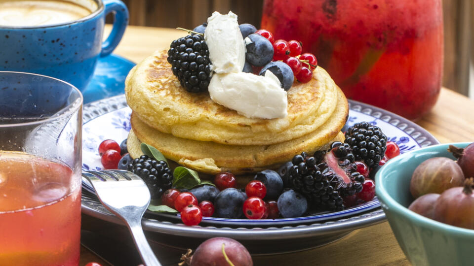 Nadýchané pancaky s mascarpone a ovocím.